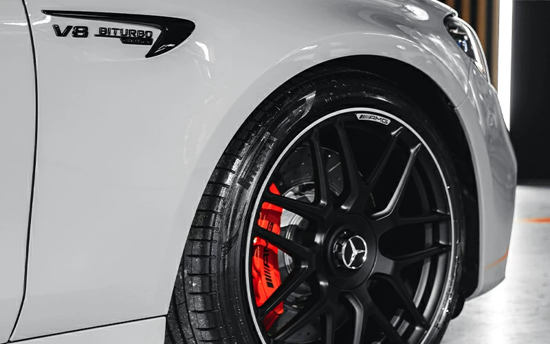 Оклейка автомобиля прозрачной пленкой.