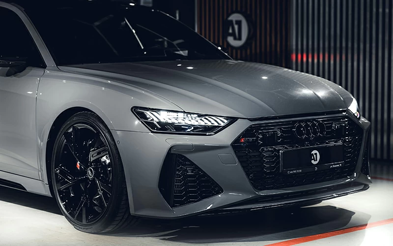 Оклейка автомобиля глянцевой пленкой. Фото