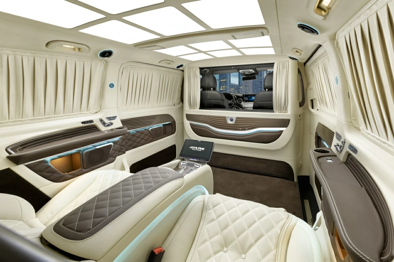 Салон Mercedes-Benz V-Class 300D в комплектации V-BusinessJet. Фото 1