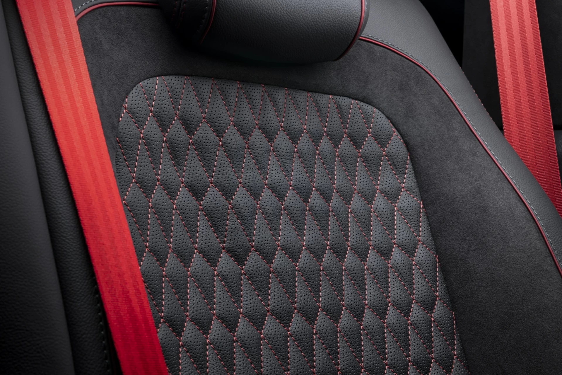 Сиденья для Mercedes-Benz BRABUS G900 Rocket Red&Black. Фото