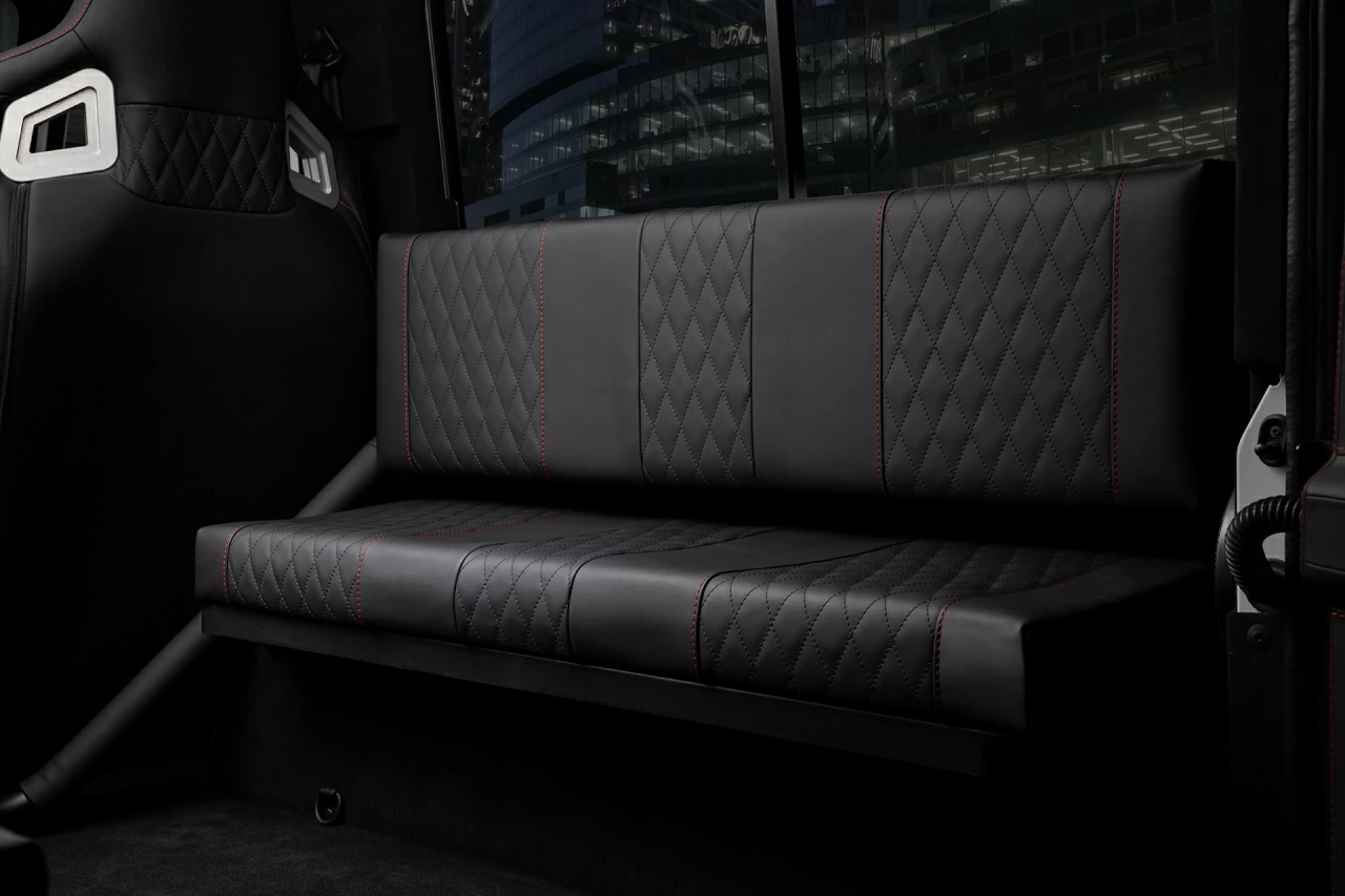 Сиденья для Land Rover Land Rover Defender White & BLack. Фото