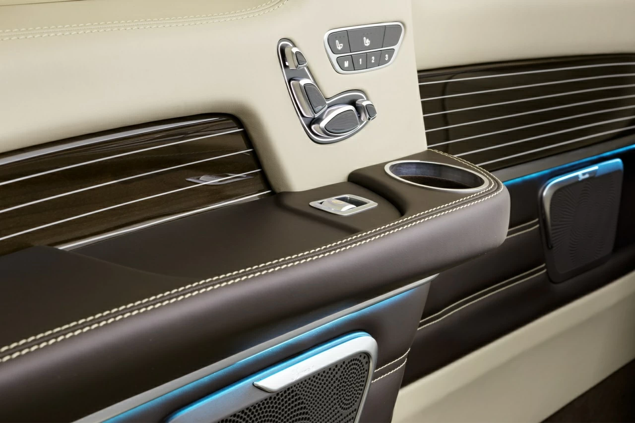 Шпонирование элементов салона. Фото