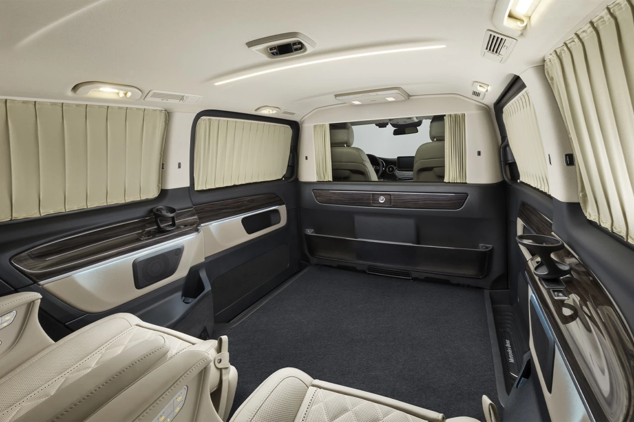 Межсалонная перегородка в автомобиль. Фото