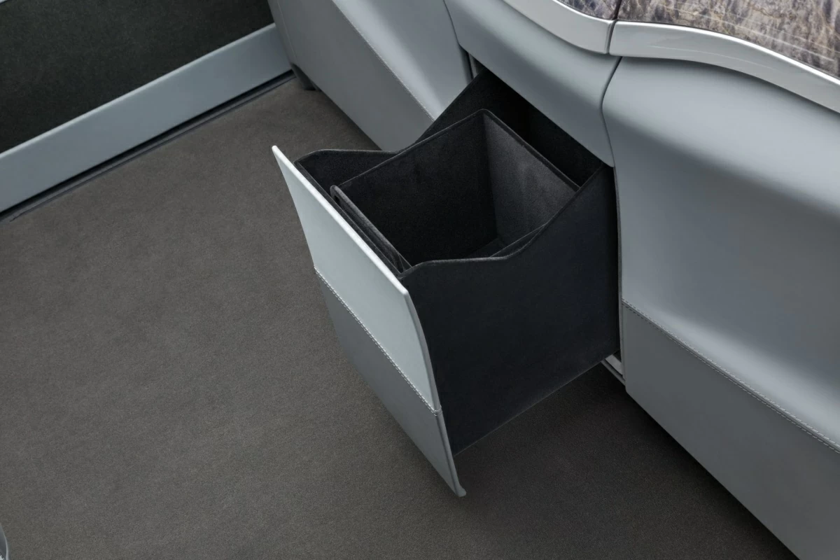 Ящик в перегородке для хранения нижний