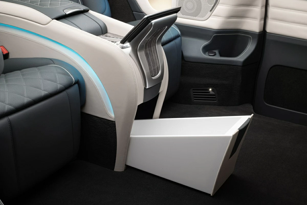 Холодильник с электроприводом в центральной консоли