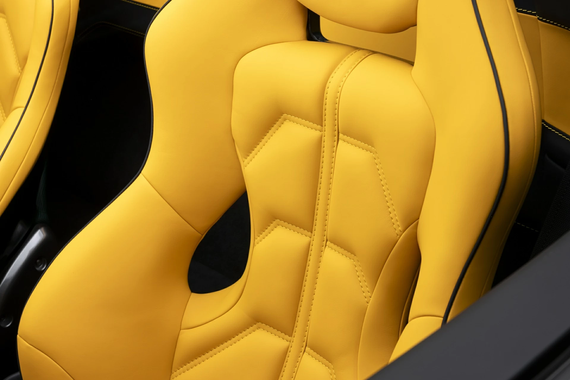 Сиденья для Ferrari 458 yellow. Фото