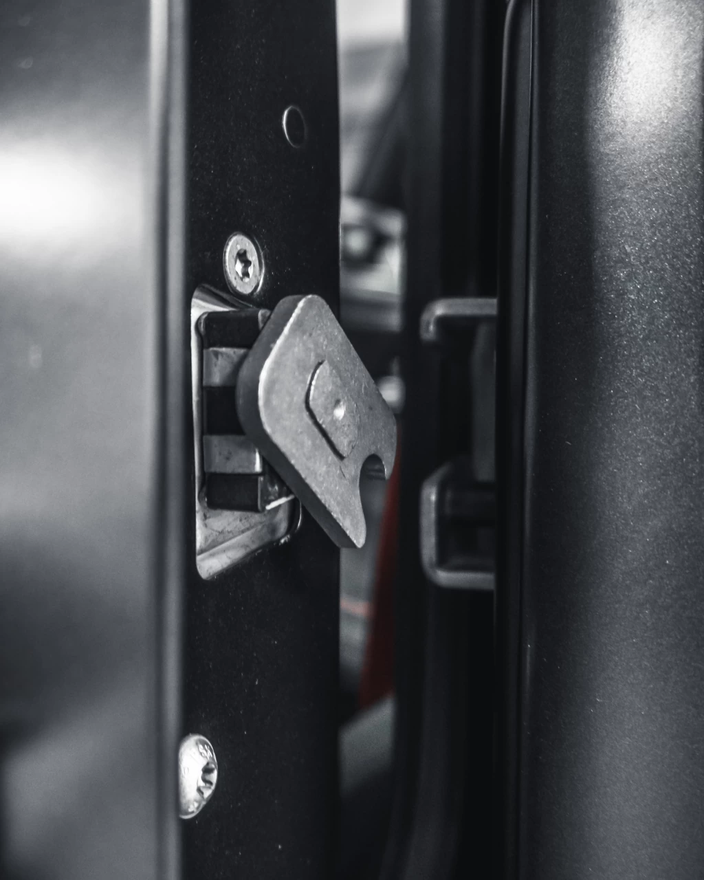 Доводчик двери автомобиля. Фото