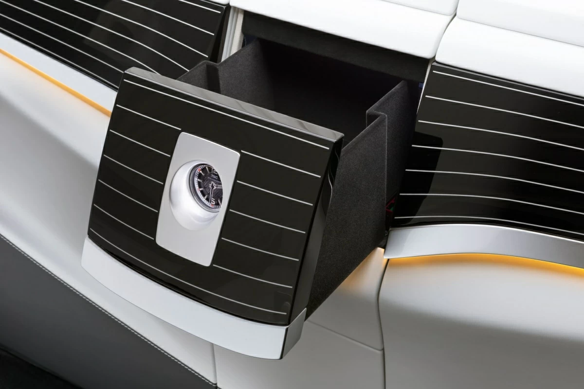 Ящик в перегородке для хранения центральный