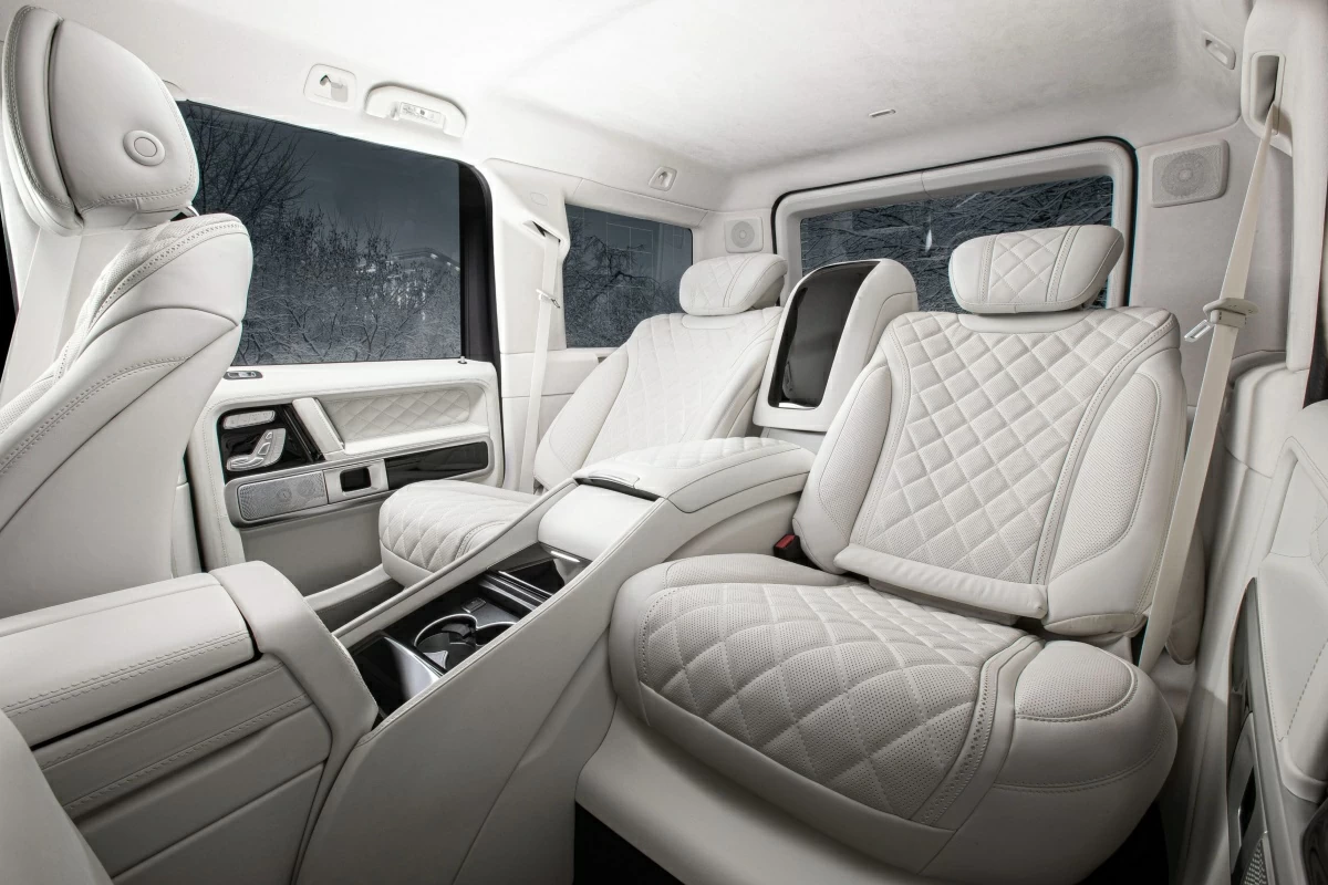Кресла Mercedes-Maybach с консолью. Фото