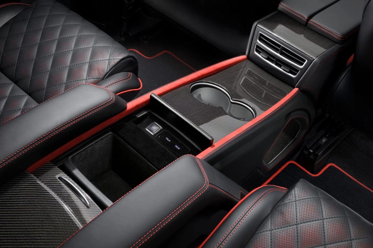 Консоли между креслами. Фото