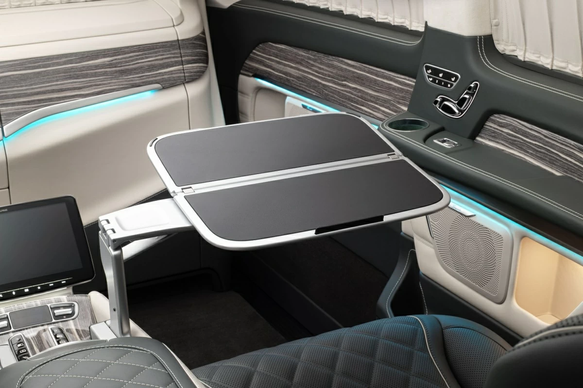 Столики Mercedes-Maybach в центральной консоли