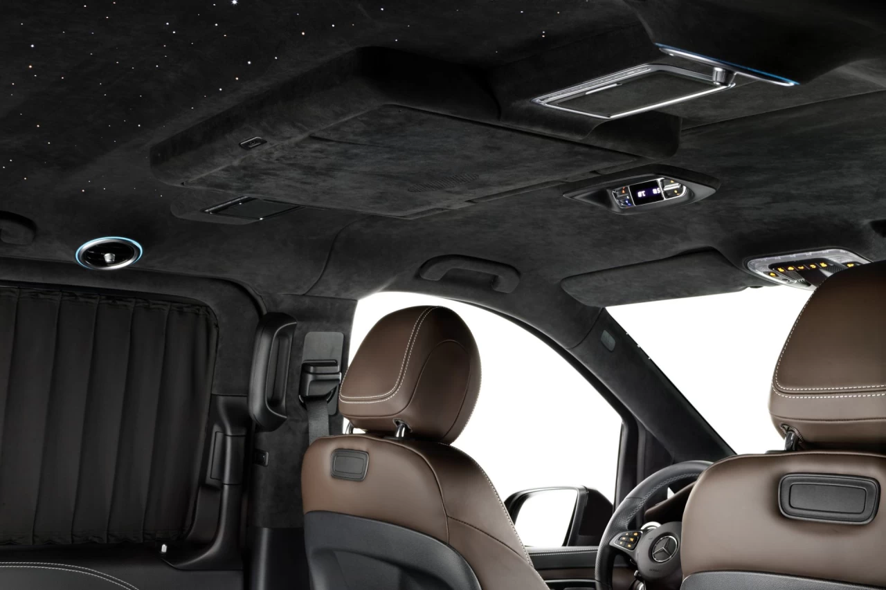 Потолочный монитор в автомобиль