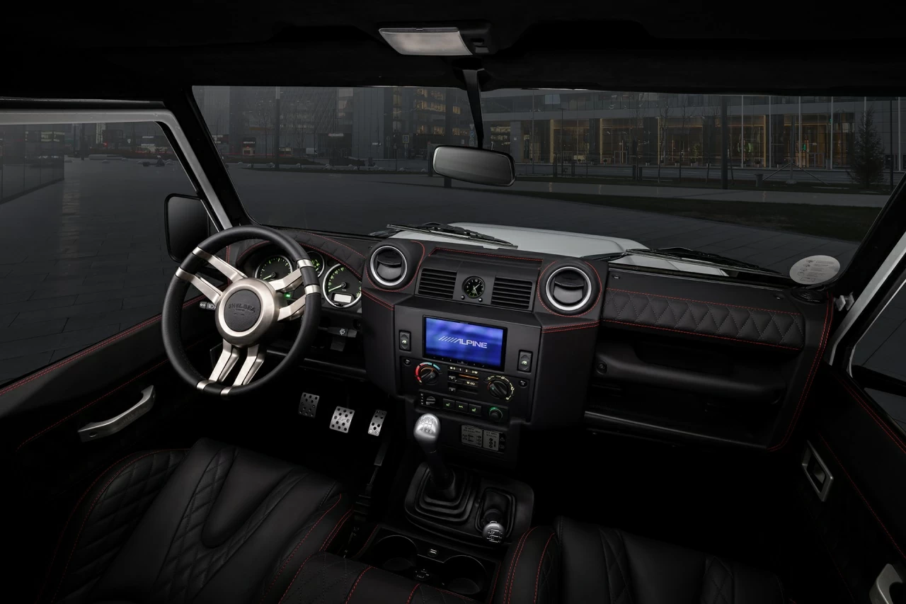 Land Rover Land Rover Defender White & BLack. Торпедо