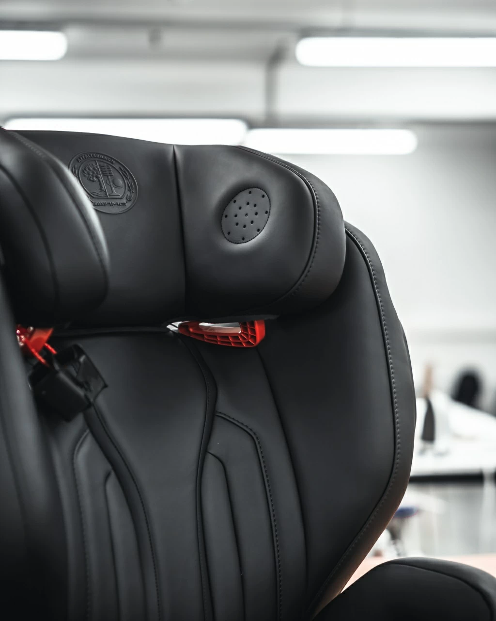 Перетяжка детских автокресел. Фото