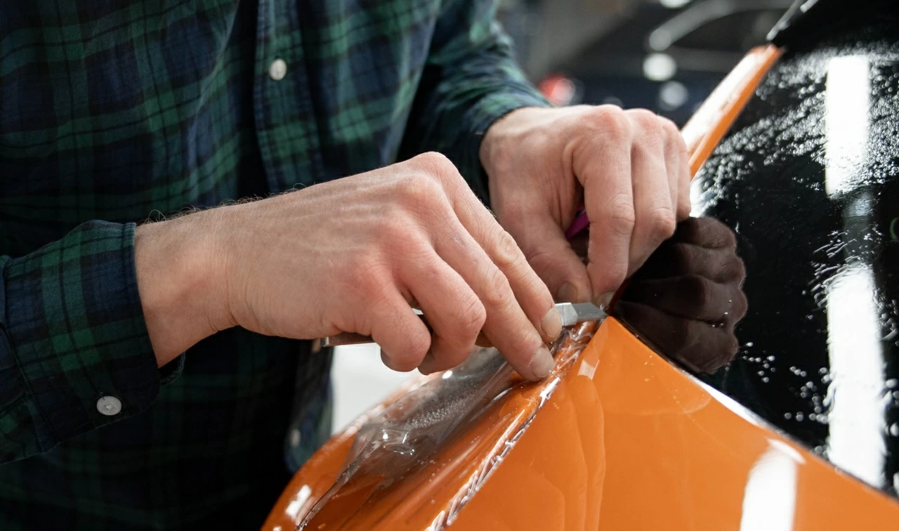 Оклейка автомобиля цветной пленкой