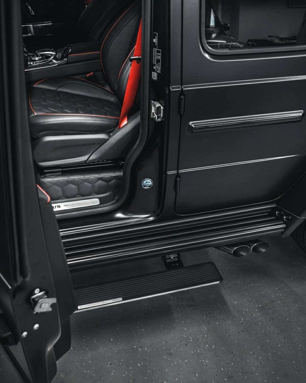 Доводчик двери автомобиля. Фото