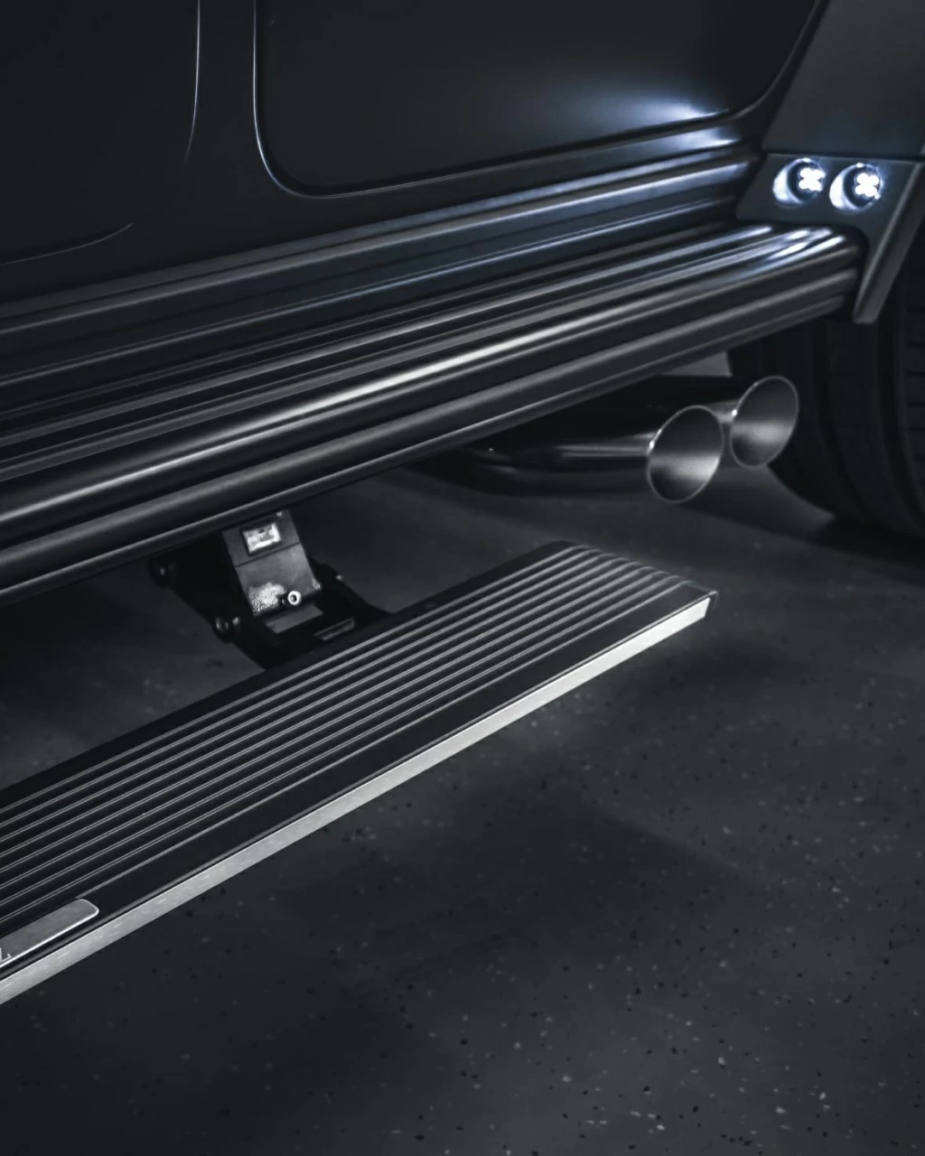 Электрические выдвижные пороги. Фото