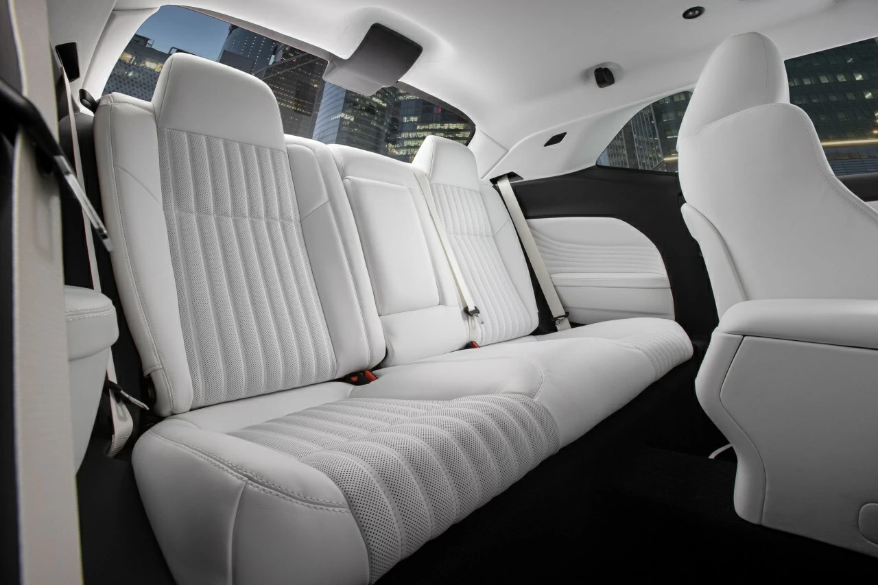 Перетяжка салона автомобиля кожей. Фото