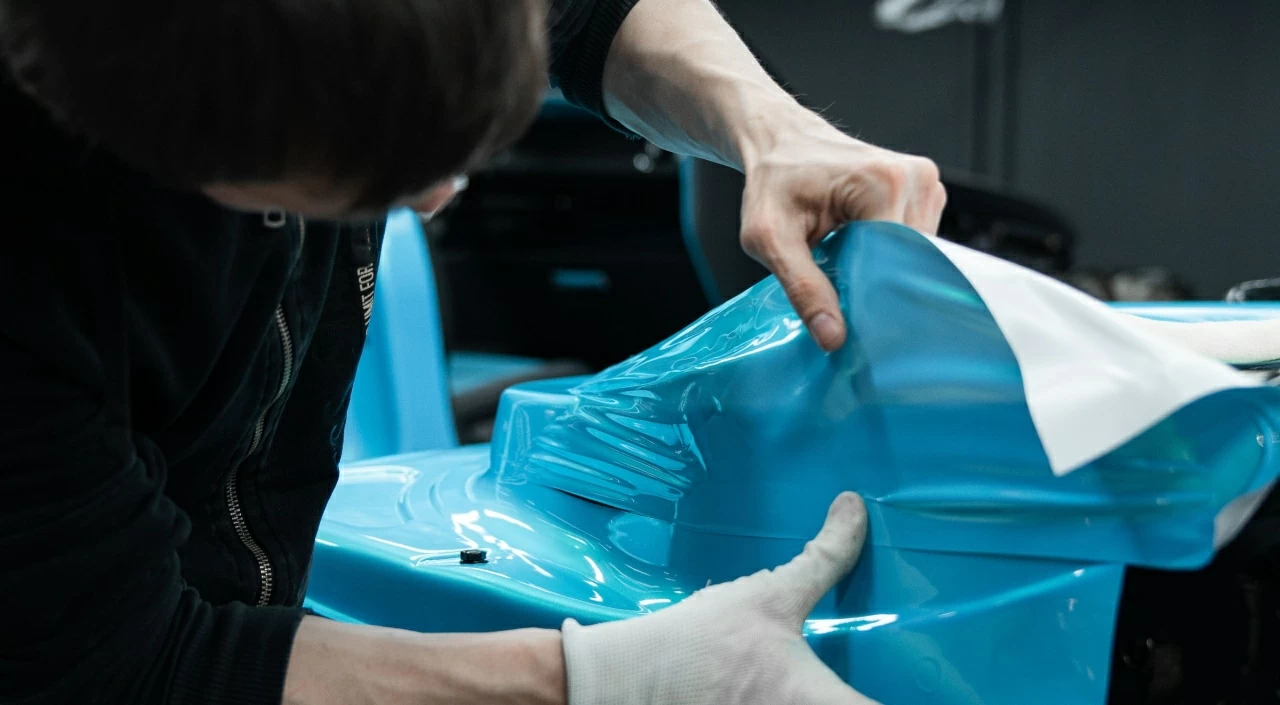 Оклейка автомобиля цветной пленкой. Фото