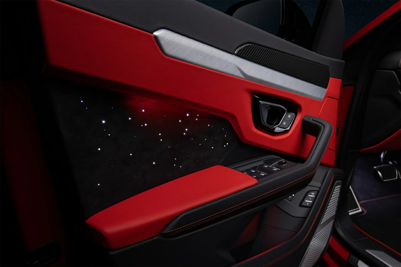 Lamborghini Urus. Дверь. Фото