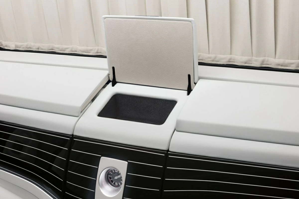 Ящик в перегородке для хранения верхний