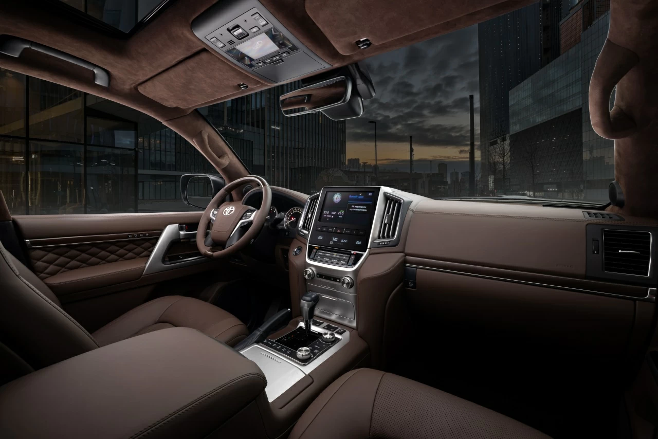 Салон Toyota Land Cruser. Фото 1