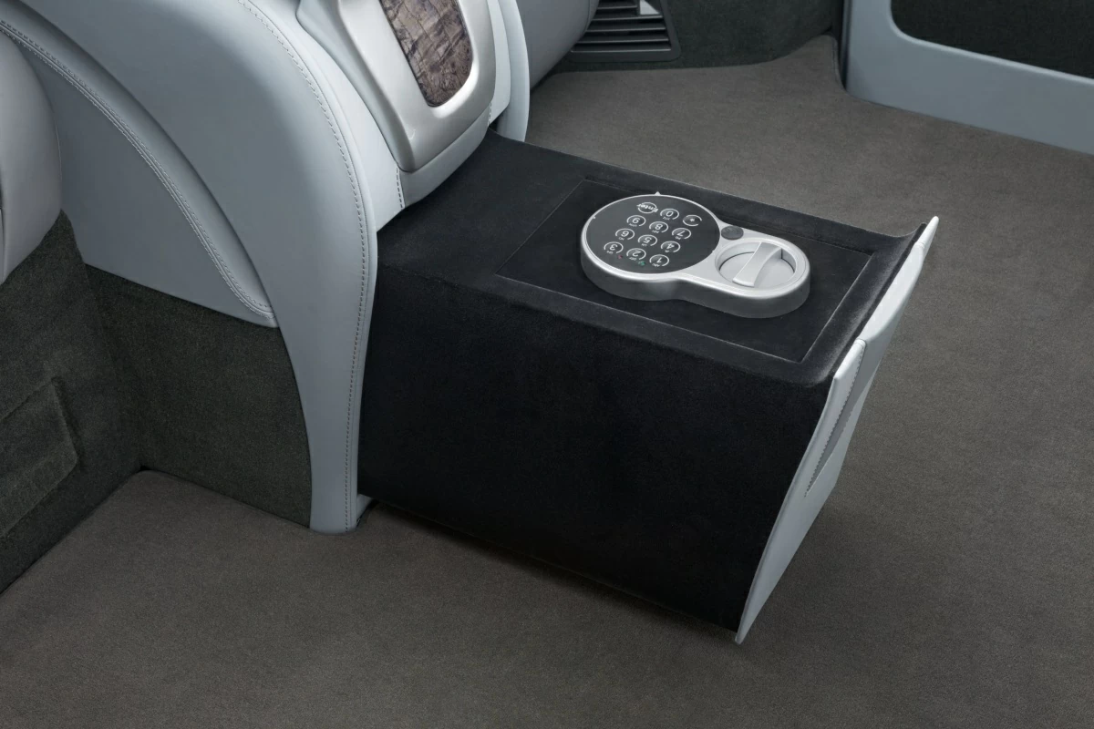 Сейф с электроприводом в центральной консоли