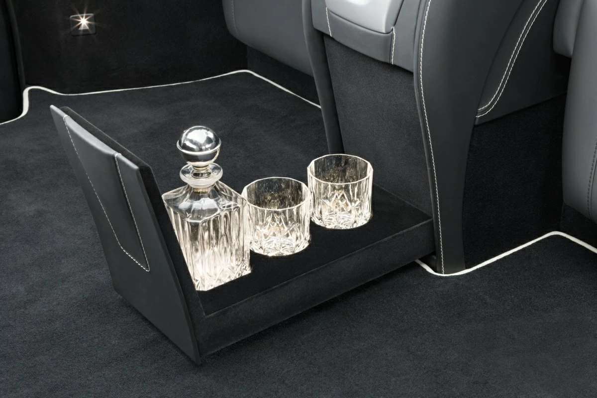 Бар с электроприводом в центральной консоли