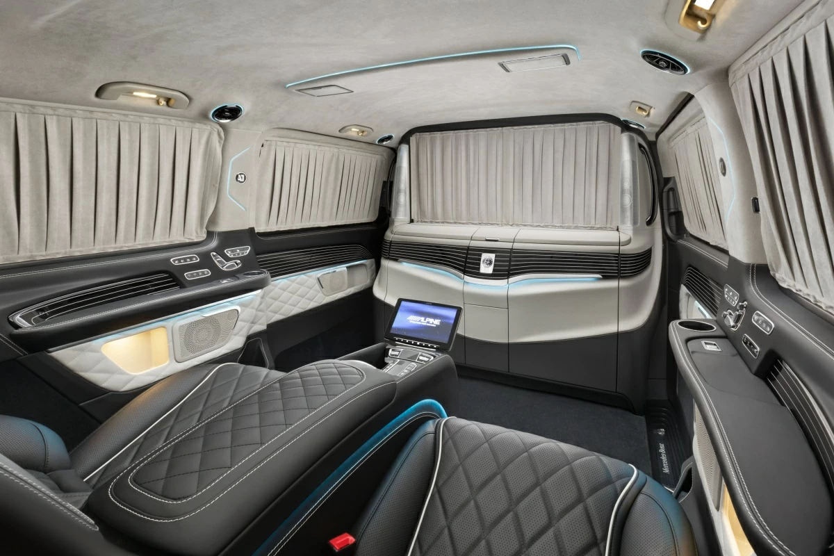 Потолок с отделкой из алькантары. Фото