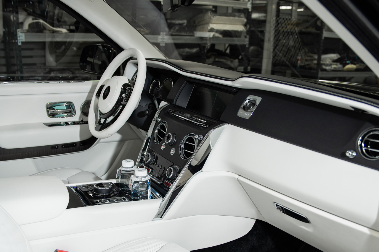 Rolls-Royce Cullinan White Interior. Торпедо. Фото