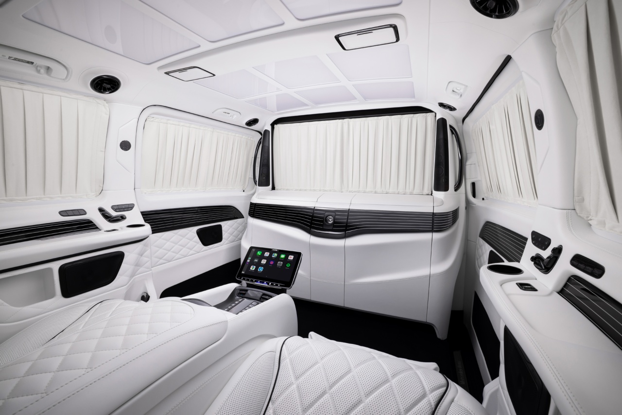 Салон Mercedes-Benz V-Class 300D. Фото 21