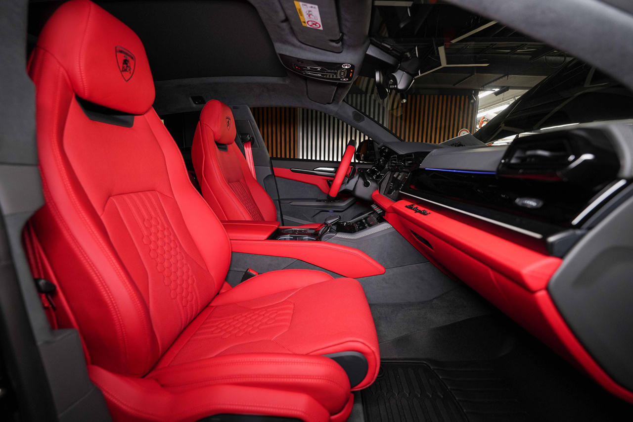 Салон Lamborghini Urus Red Interior. Фото 1