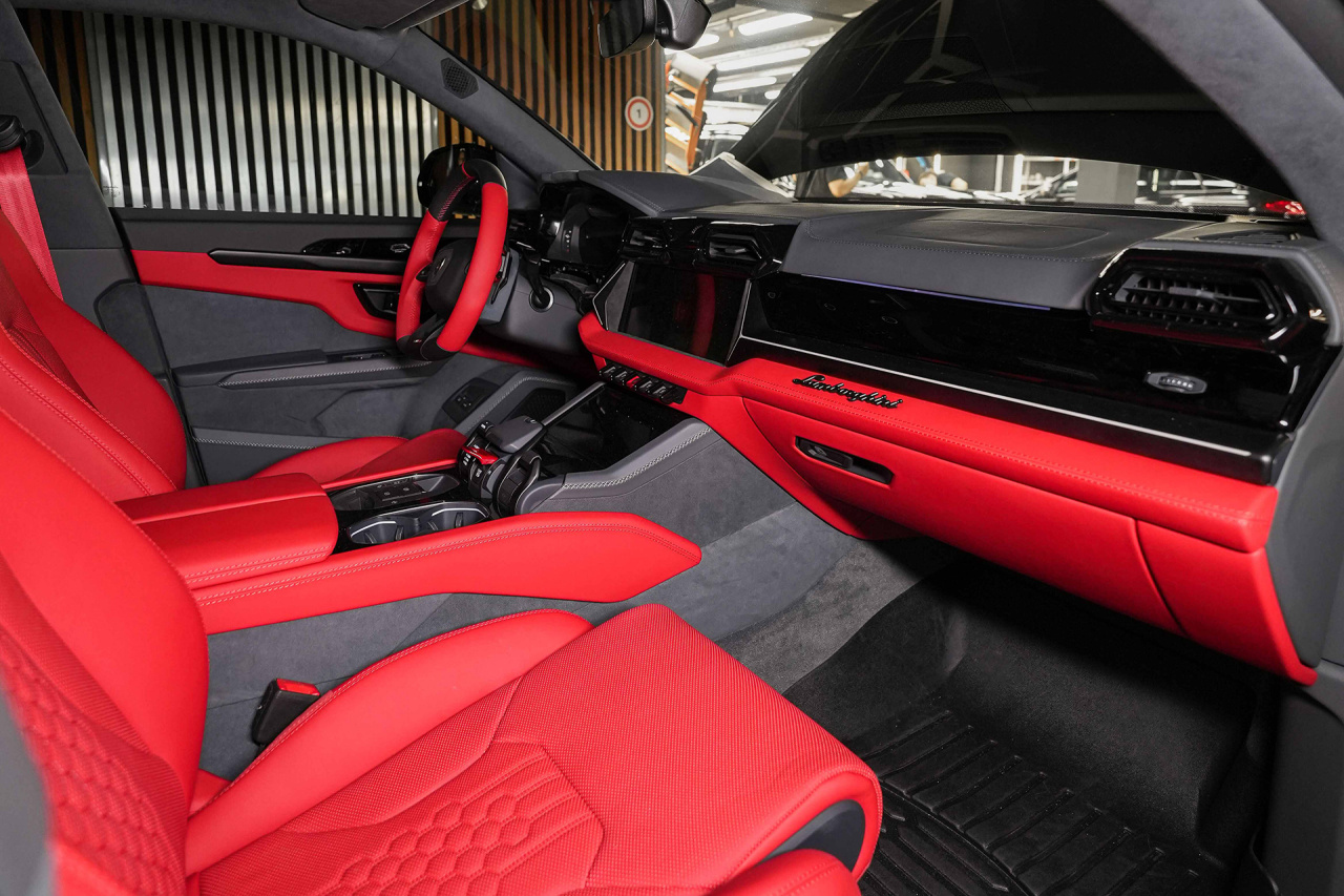 Lamborghini Urus Red Interior. Торпедо. Фото 3