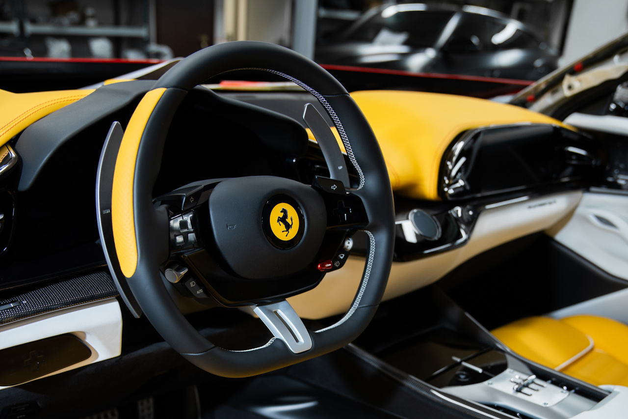 Ferrari Purosangue Black&Yellow. Торпедо. Фото