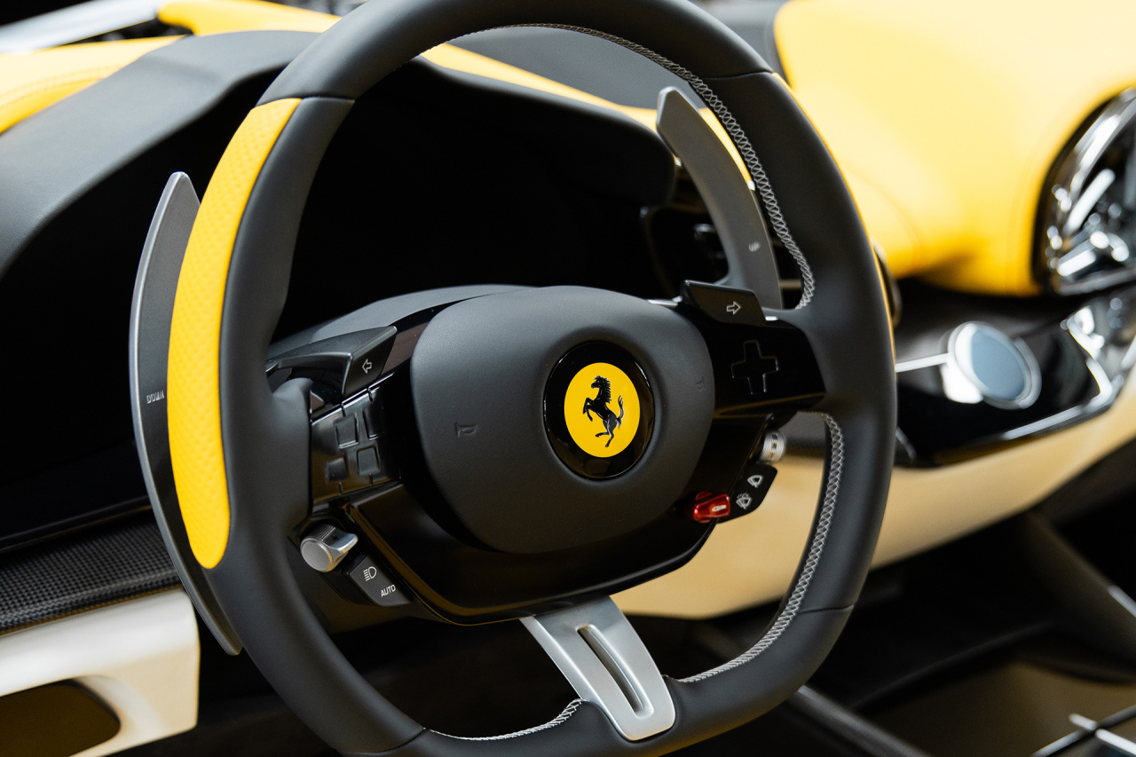 Ferrari Purosangue Black&Yellow. Руль