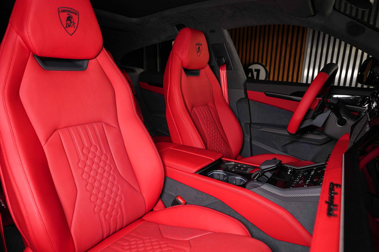 Салон Lamborghini Urus Red Interior. Фото