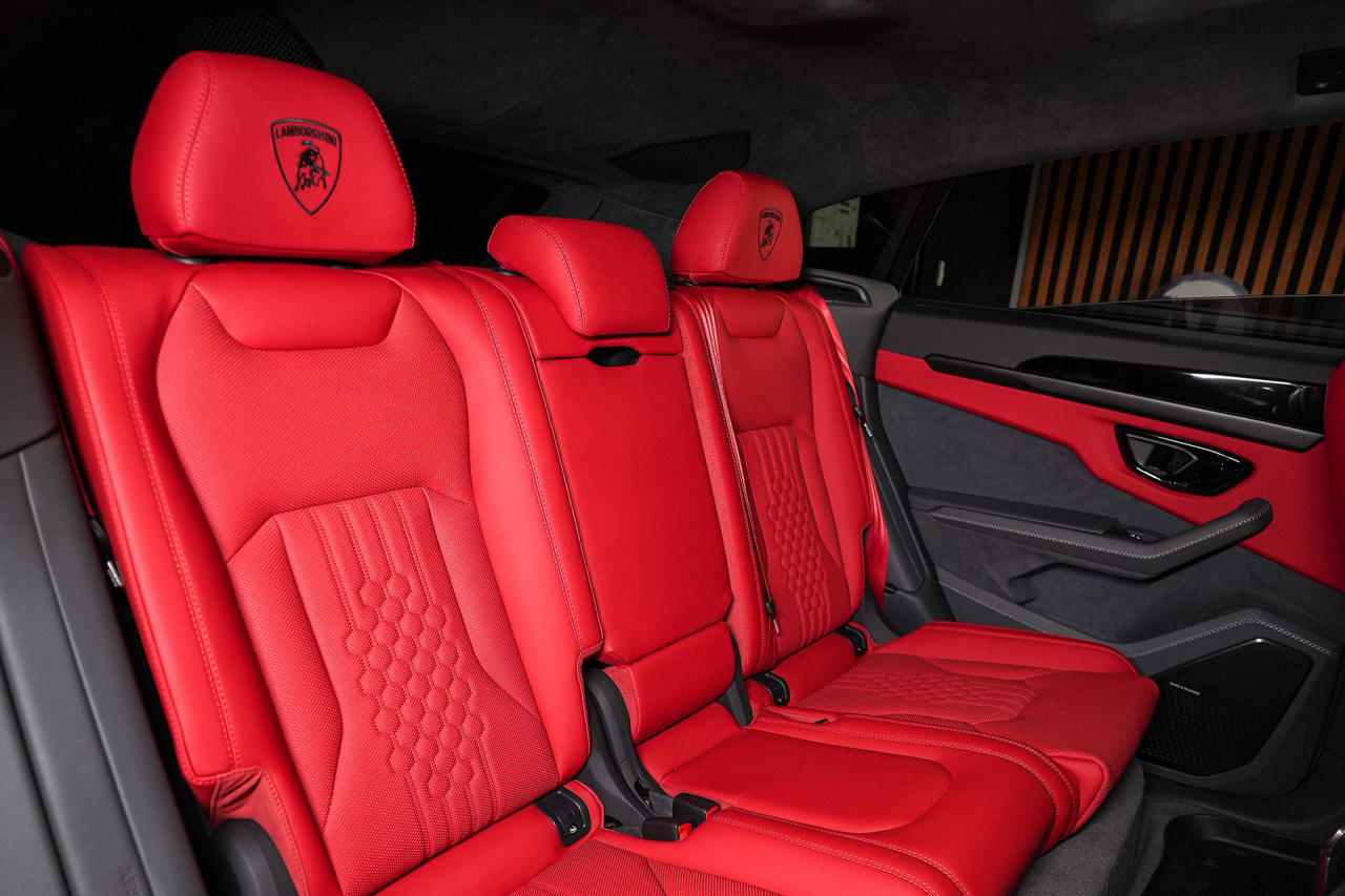 Сиденья для Lamborghini Urus Red Interior. Фото
