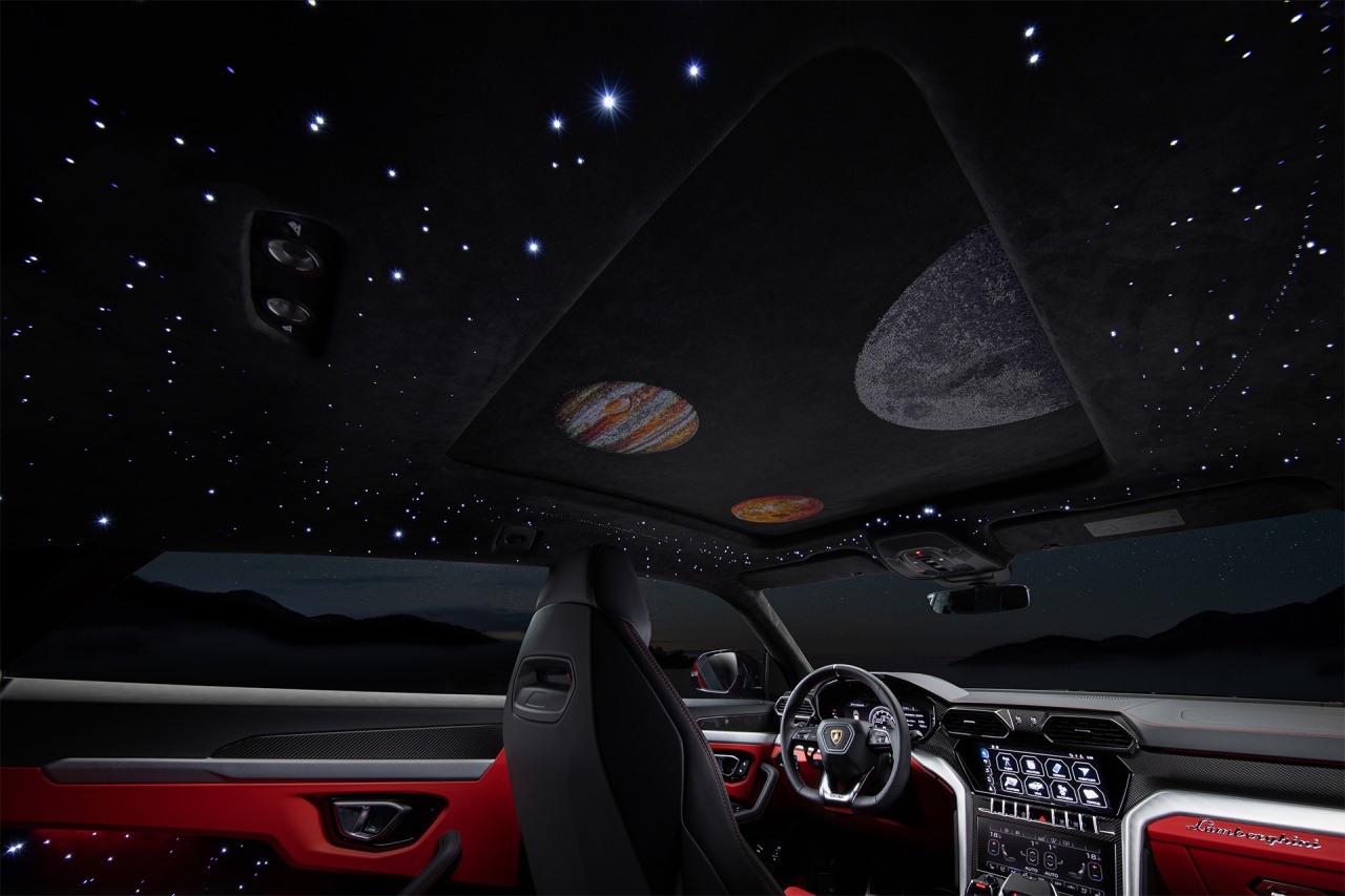 Lamborghini Urus звездное небо. Фото